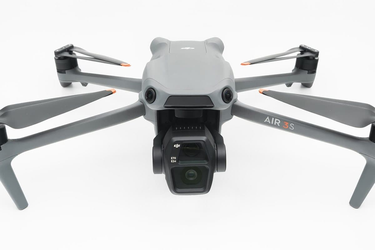 Photo: Jacek Halicki, Wikimedia Commons, CC BY-SA 4.0 DJI Air 3S, front view, studio still
