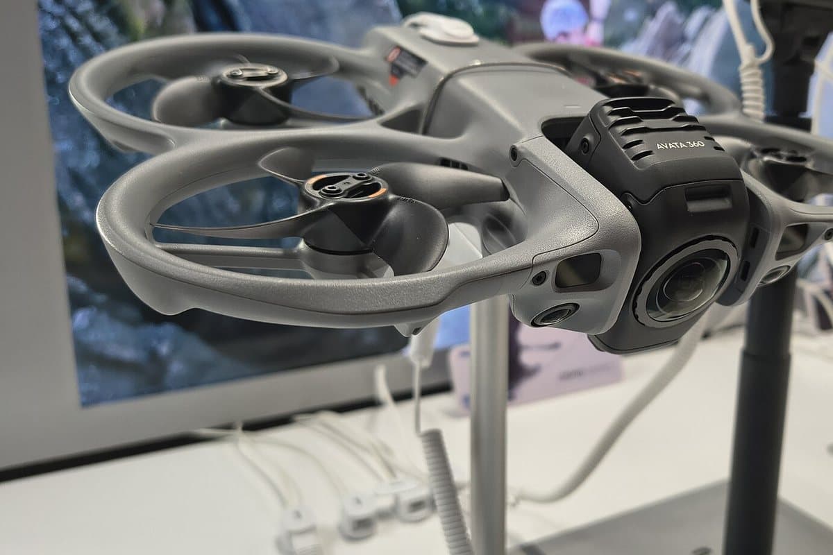 Photo: NDG, Wikimedia Commons, CC BY-SA 4.0 DJI Avata 360 on a shop display
