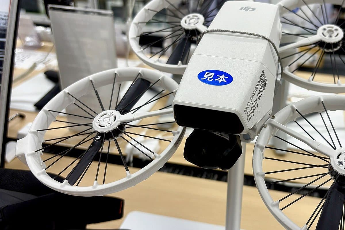 Photo: Kyu3a, Wikimedia Commons, CC BY-SA 4.0 DJI Flip on a shop display, propeller guards on