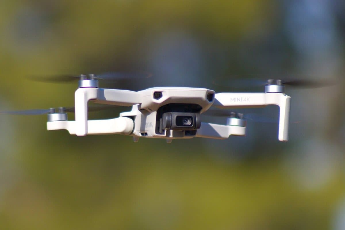 Photo: ZLEA, Wikimedia Commons, CC BY-SA 4.0 DJI Mini 4K hovering outdoors