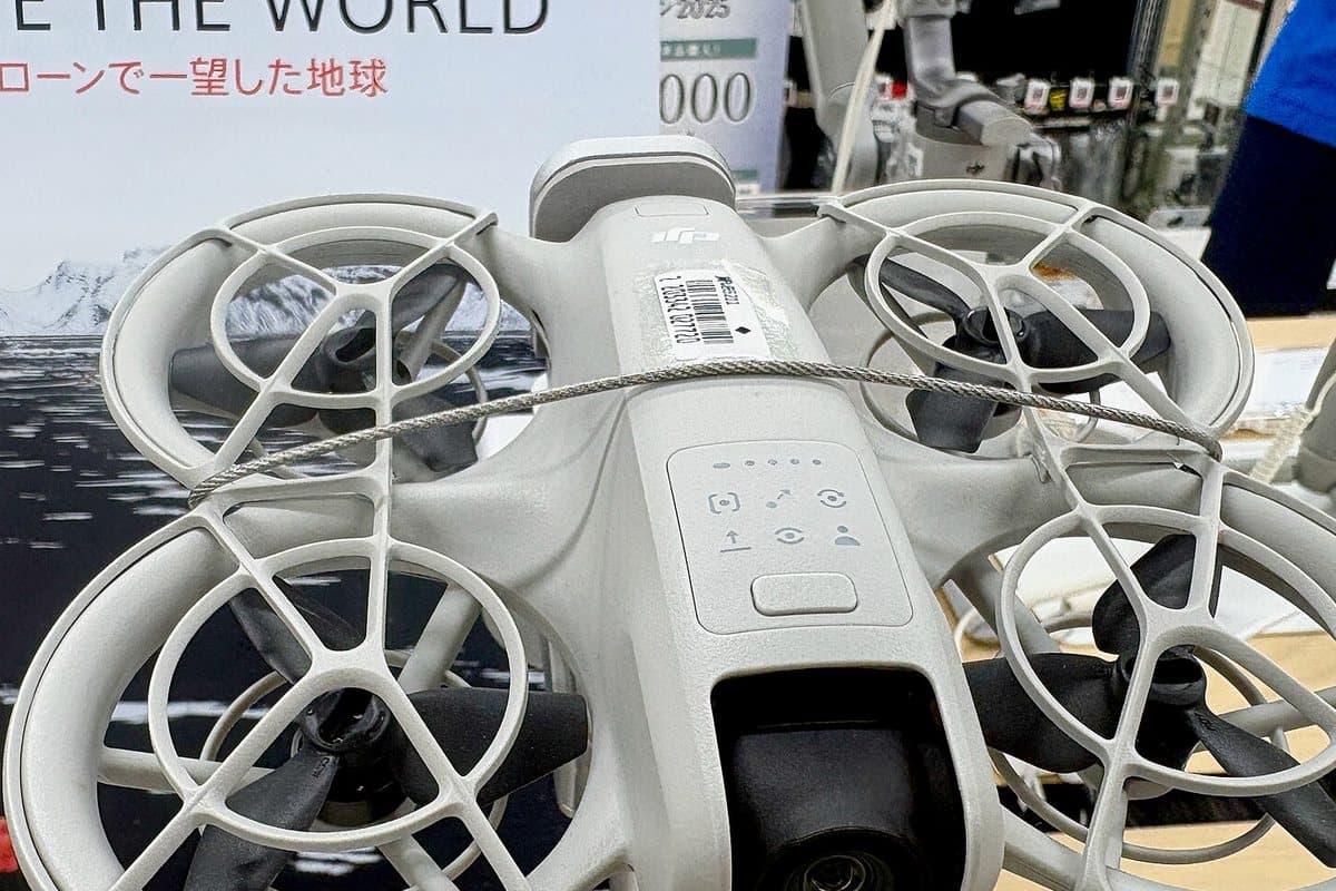 Photo: Kyu3a, Wikimedia Commons, CC BY-SA 4.0 DJI Neo on a shop display, propeller guards on